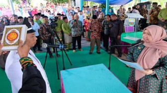 Bupati Masnah Lantik Kades Gedong Karya