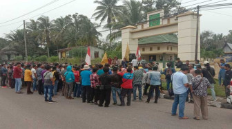 Diringkus Tanpa Surat Penangkapan, Ratusan Petani Minta 19 Rekannya Dibebaskan