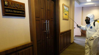 Mapolda Jambi Disemprot Desinfektan
