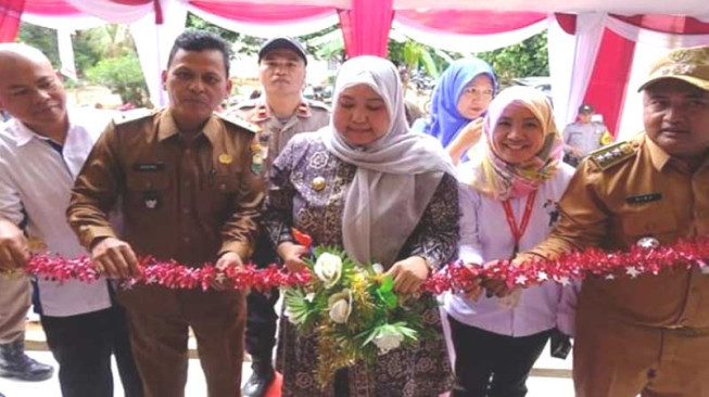 Masnah Busyroh Resmikan Posyandu Desa Kemingking Dalam