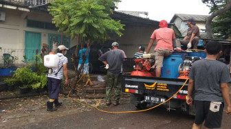 Warga Semprotkan Cairan Disfektan Lawan Virus Corona 19