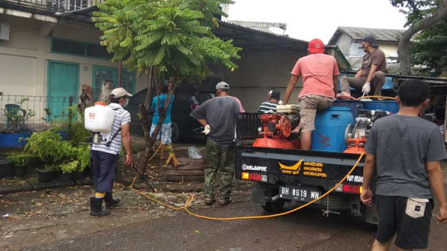 Warga Semprotkan Cairan Disfektan Lawan Virus Corona 19