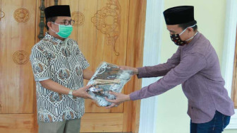 Fachrori Serahkan 1.000 Masker ke Pedagang Pasar Angso Duo