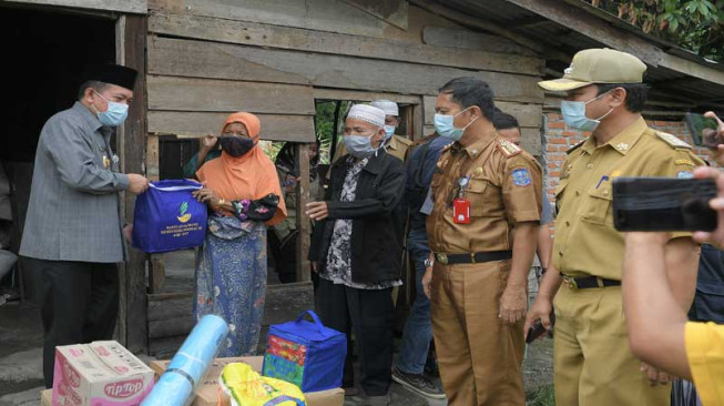 Bupati Merangin Serahkan Bantuan Korban Kebakaran di Tabir