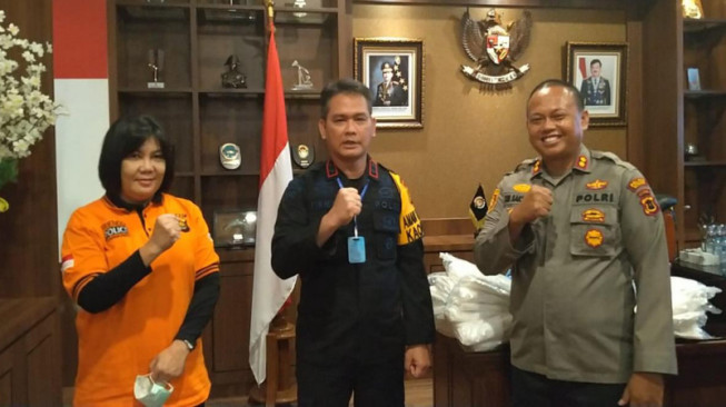 Relawan Bungo Peduli Lawan Corona Serahkan Alat Bantu Pelindung Diri ke Polda Jambi