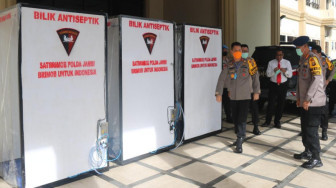 Cegah Penyebaran Covid-19, KBR Gegana Sat Brimob Polda Jambi Membuat Bilik Antiseptik