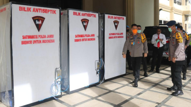 Cegah Penyebaran Covid-19, KBR Gegana Sat Brimob Polda Jambi Membuat Bilik Antiseptik