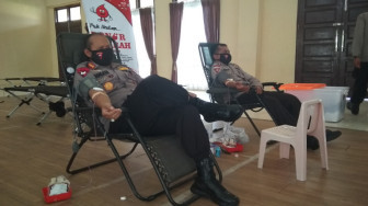 Membantu PMI, Personil Brimob Polda Jambi Sumbangkan Darah