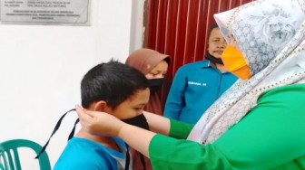 Antisipasi Penularan Corona, Yuninnta Asmara Bagi-bagi Masker 