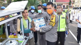 Peduli Corona, Polda dan Bhayangkari Jambi Bagi-bagi Masker dan Sembako