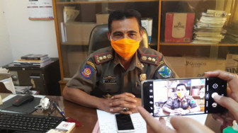Lawan Corona, Warga Nongkrong Dibubarkan Satpol PP