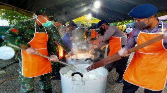 TNI-Polri di Jambi Siapkan Ribuan Nasi Kotak untuk Terdampak Pandemi Covid-19