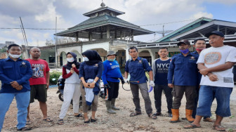 Karang Taruna Tanjungsari Semprot Disinfektan Ponpes Nahdlatul Tulaab