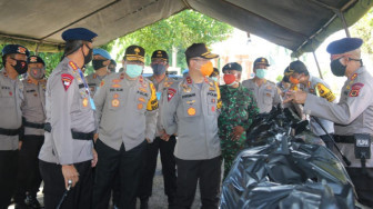 TNI-Polri Dirikan Dapur Umum, Bagikan Seribu Nasi Kotak untuk Masyarakat