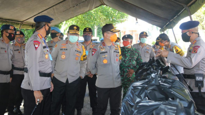 TNI-Polri Dirikan Dapur Umum, Bagikan Seribu Nasi Kotak untuk Masyarakat
