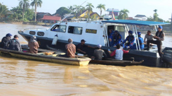 Ditpolairud Polda Jambi Bagikan Sembako di Perairan Sungai Batanghari