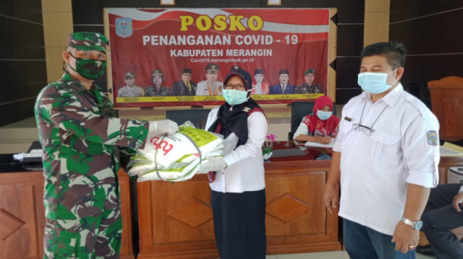 Kodim 0420/Sarko Serahkan Bantuan APD ke Gugus Tugas Covid-19 Kabupaten Merangin