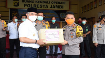 Kapolda Jambi Serahkan Bantuan Alat Pelindung Diri Buatan Bhayangkari