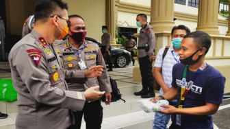 Kapolda Jambi Serahkan Bantuan Vitamin untuk Wartawan