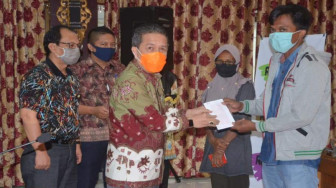 Bupati Batanghari Tepati Janji, Serahkan Bantuan kepada Warga Terdampak Corona
