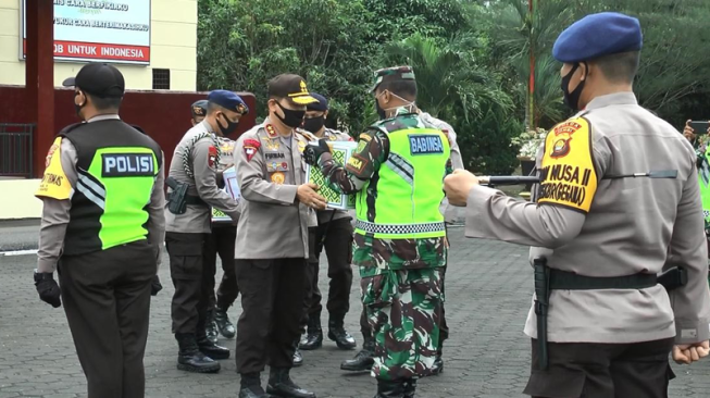 Gandeng Ojol, Kapolda Lepas Pemberian Sembako Bagi Warga Terdampak Covid-19