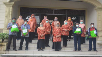 Ringankan Beban Warga, Dharma Wanita Provinsi Jambi Beri Bantuan Sembako