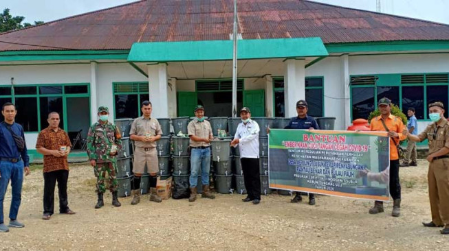 Asian Agri Bantu 125 Ember Kran Cuci Tangan untuk Warga Merlung