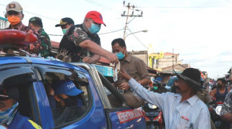 Bupati Safrial Bagikan 10.000 Masker Gratis
