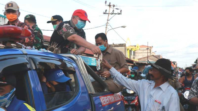 Bupati Safrial Bagikan 10.000 Masker Gratis