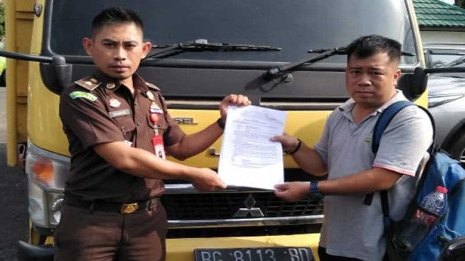 Dua Unit Truk Hasil Rampasan Illegal Driling Laku Terjual