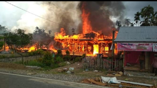 Akibat Korsleting Listrik, Tiga Rumah di Tanjabbar Ludes Terbakar