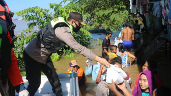 Tinjau Banjir, Polda Jambi Berikan Bantuan