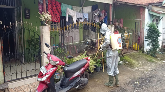 Satuan Brimob Polda Jambi Semprot Disinfektan ke Perumahan Masyarakat