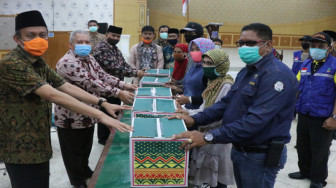 Bupati Tanjabbar Serahkan Bantuan Sembako untuk Warga Terdampak Covid 19