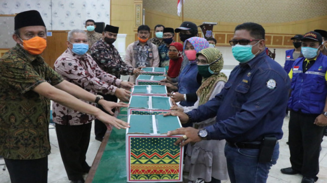 Bupati Tanjabbar Serahkan Bantuan Sembako untuk Warga Terdampak Covid 19