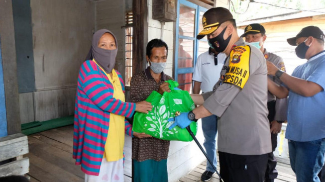 Polda Jambi Bagikan 5.500 Paket Sembako untuk Masyarakat Kurang Mampu