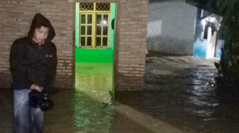 Dua Sepeda Motor Hanyut Diseret Banjir