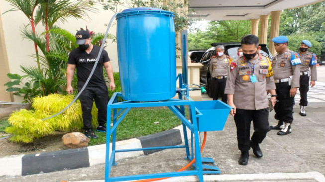 Polda Jambi Terima Bantuan Alat Cuci Tangan dari Youtuber Bob Bee Builder
