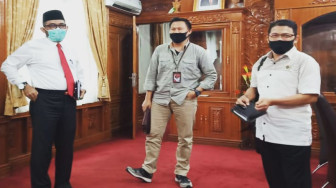 Pusakademia Serahkan Buku Saku Tanggap Covid-19 ke Gugus Tugas Provinsi Jambi
