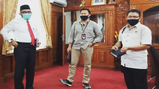 Pusakademia Serahkan Buku Saku Tanggap Covid-19 ke Gugus Tugas Provinsi Jambi
