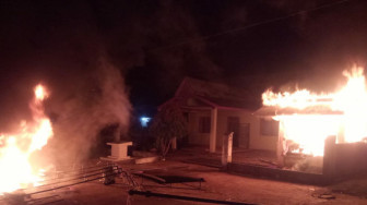 Breaking News.. Selain Posko Covid-19, Warga Juga Rusak Kantor Desa