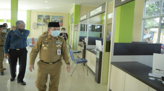 Hari Pertama Masuk Kerja, Bupati Kunjungi Pasien Covid-19