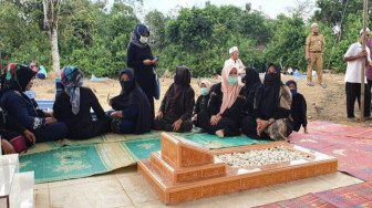 Sofia Fattah Dimakamkan di Samping Mendiang Suami