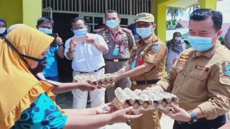 Al Haris Serahkan Bantuan Dampak Covid-19 di Tabir