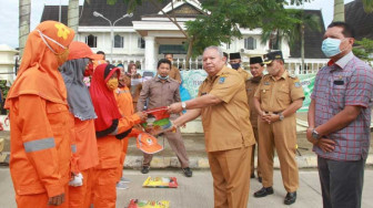 Jelang Idul Fitri, Safrial Serahkan Sembako Bersubsidi