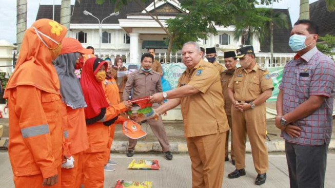 Jelang Idul Fitri, Safrial Serahkan Sembako Bersubsidi