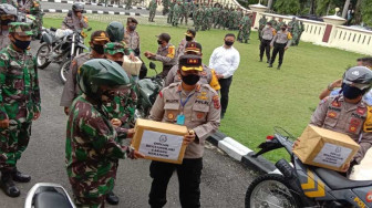TNI - Polri Bagikan Sembako melalui Relawan