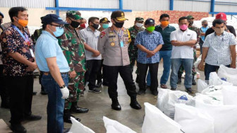 Kapolda Cek Paket Sembako Bantuan Covid-19