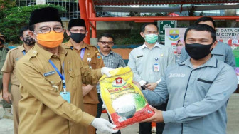 Gubernur Serahkan Bantuan untuk Tunanetra, Difabel, Wartawan dan Mahasiswa