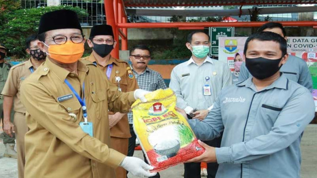 Gubernur Serahkan Bantuan untuk Tunanetra, Difabel, Wartawan dan Mahasiswa